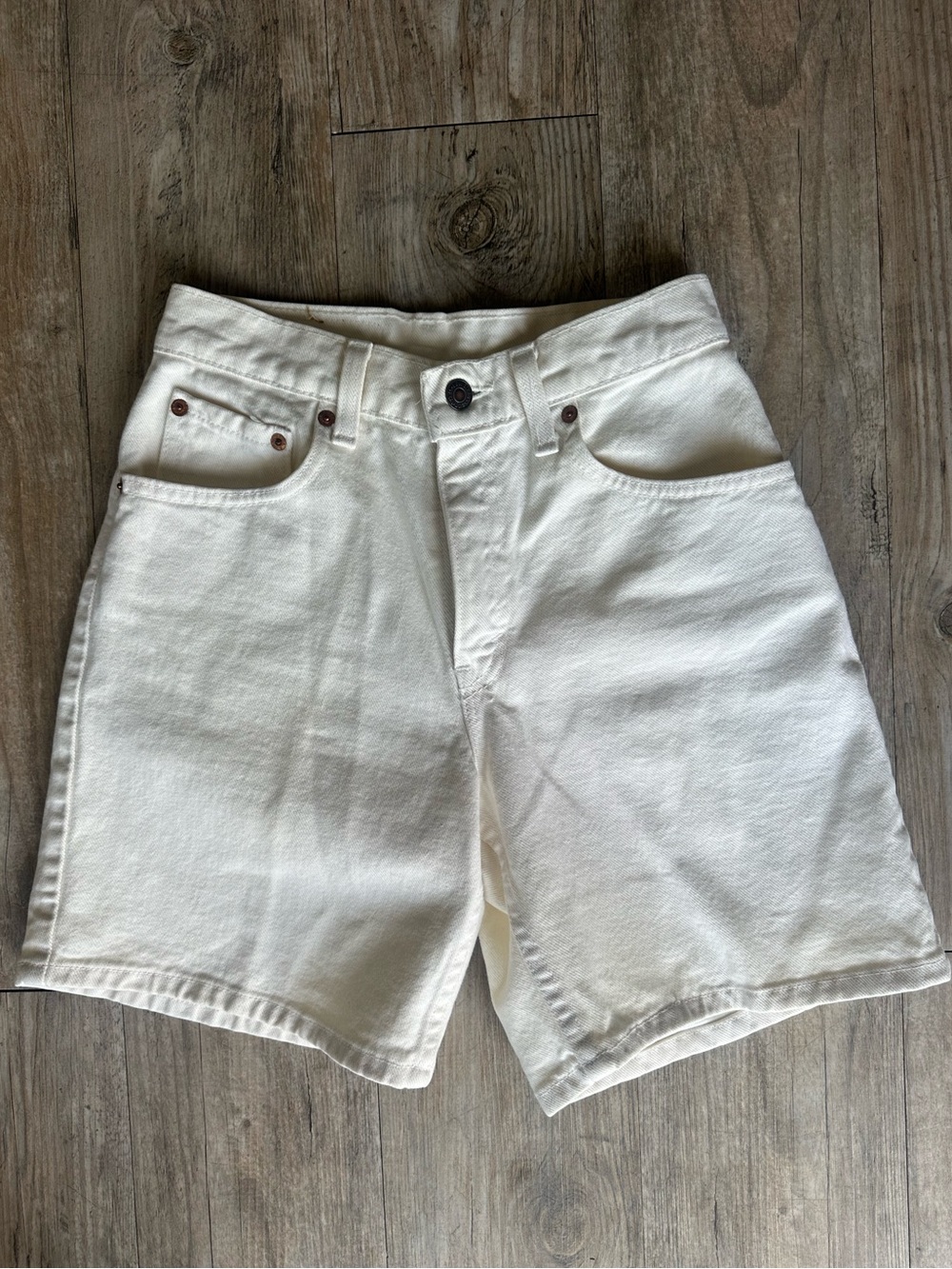Levi's 550 Relaxed Fit mid length white denim shorts Size
